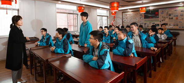 岚皋 分类教学，因材施教，采取“一类一方案、一人一目标”的教学方法