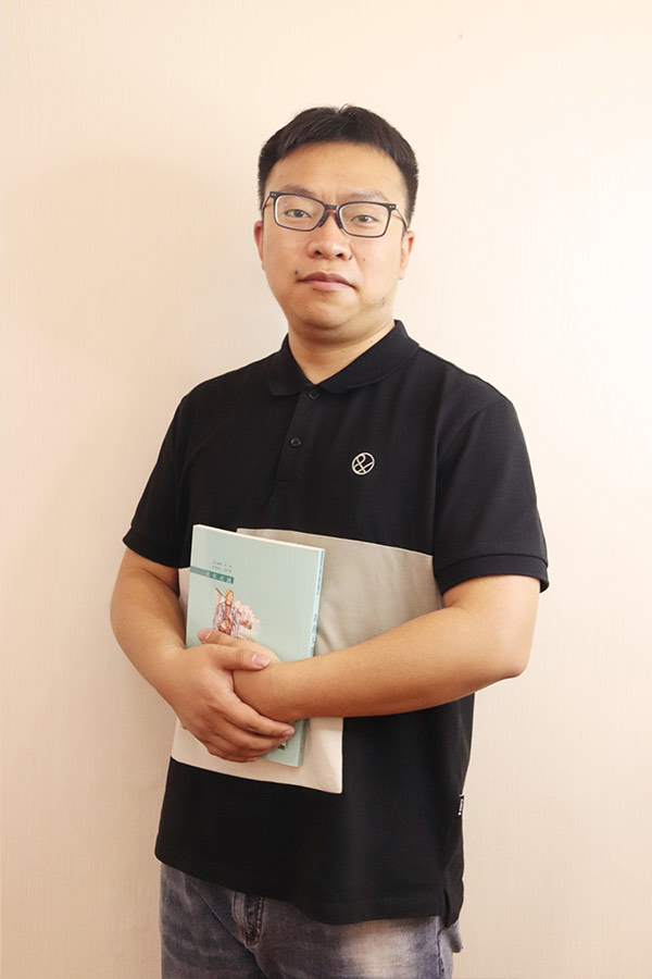 岚皋杨斌 本科学历，毕业于西安航空学院